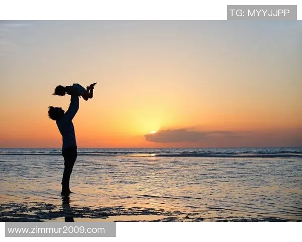 足球场上球星牵手孩子共度温馨时光展现父爱与运动精神